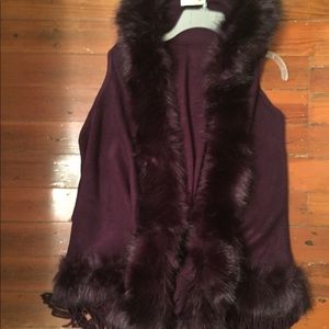 Fashionable vest with fur accents